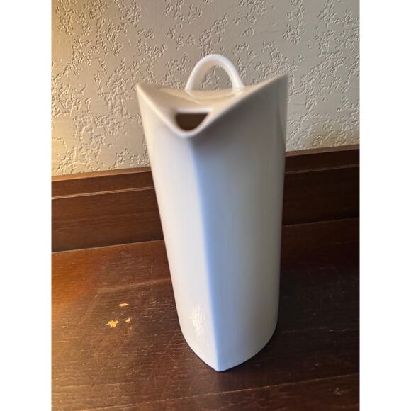 Villeroy & Boch Alba White Vitro-Porcelain Pitcher with Lid - Picture 4 of 8